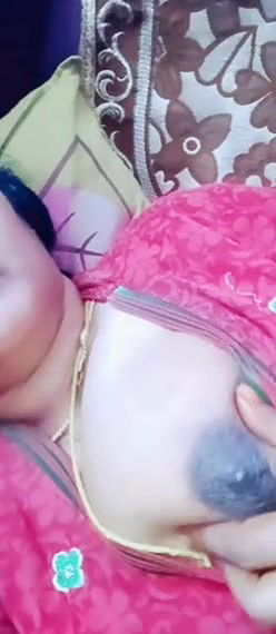 Desi married bhabhi show her boob online leaked video clip