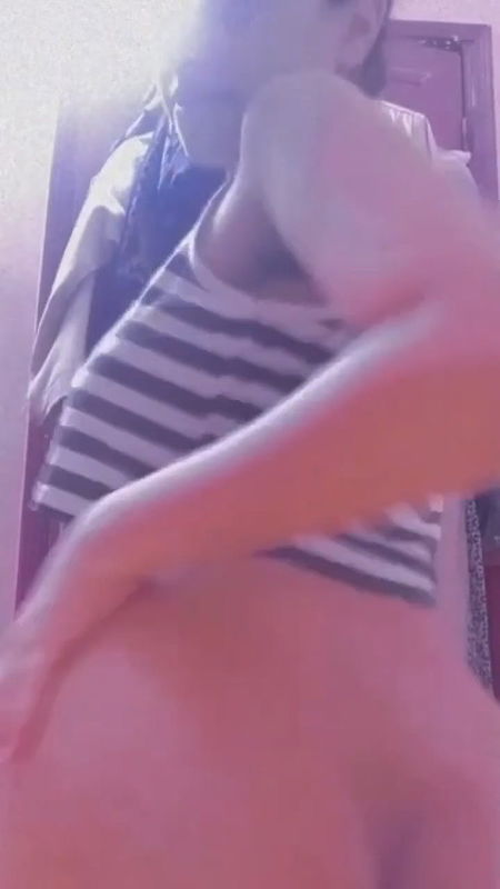 Sexy Babe Showing Asshole