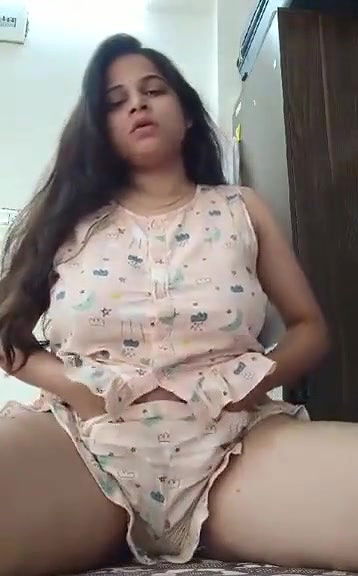 Horny Babe Showing Sexy Nude