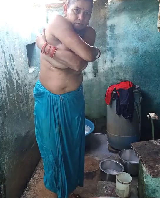 Mature topless village aunty bathing caught