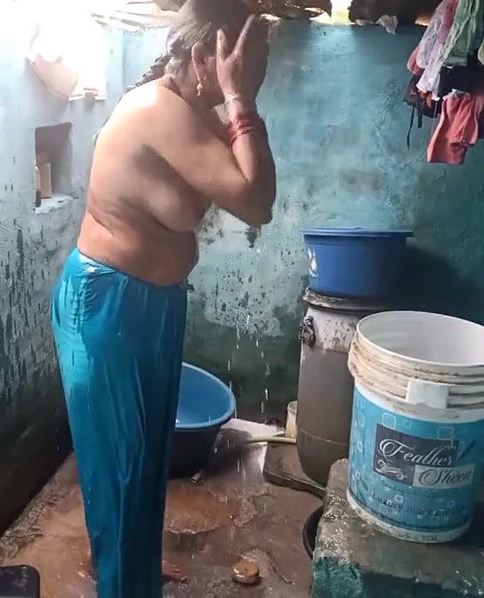 Mature topless village aunty bathing caught