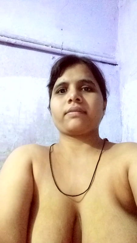Busty Desi wife flaunting her busty nude body on cam