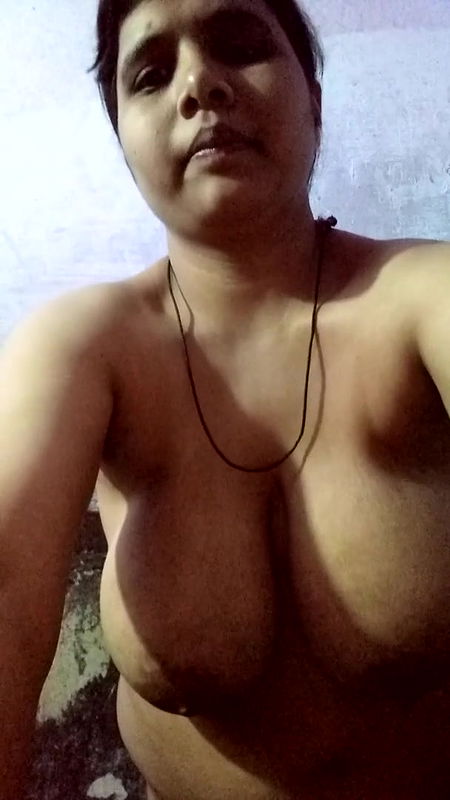 Busty Desi wife flaunting her busty nude body on cam