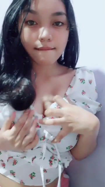 gori ladki ne bra kholi