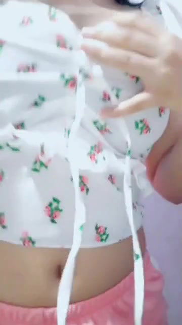 gori ladki ne bra kholi