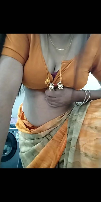 Hot saree aunty thighs
