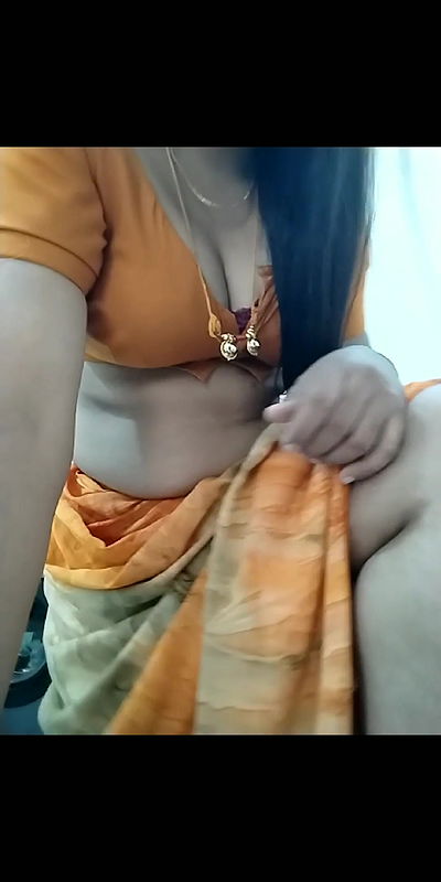 Hot saree aunty thighs
