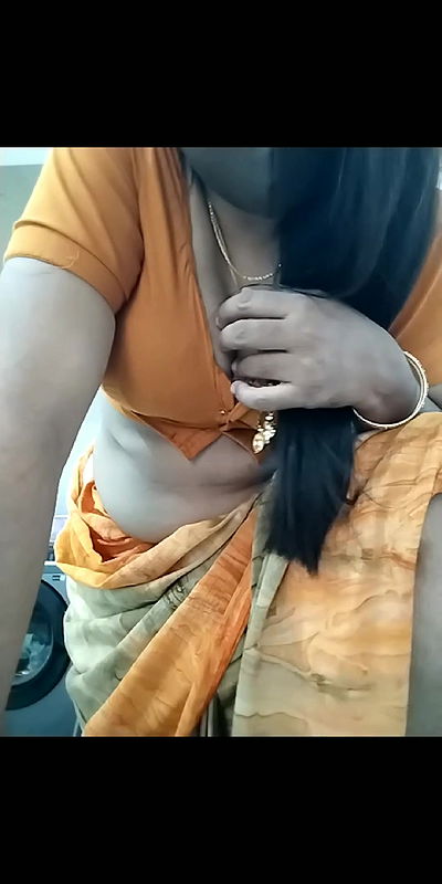 Hot saree aunty thighs