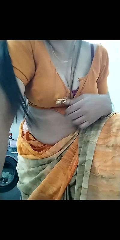 Hot saree aunty thighs