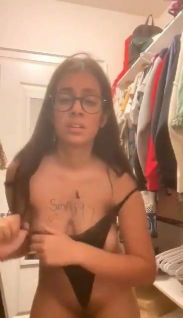 beautiful girl nude pussy slap