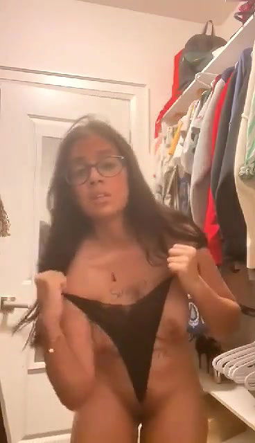 beautiful girl nude pussy slap