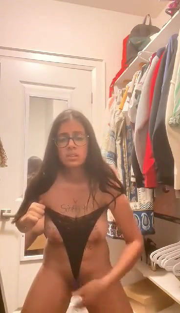 beautiful girl nude pussy slap