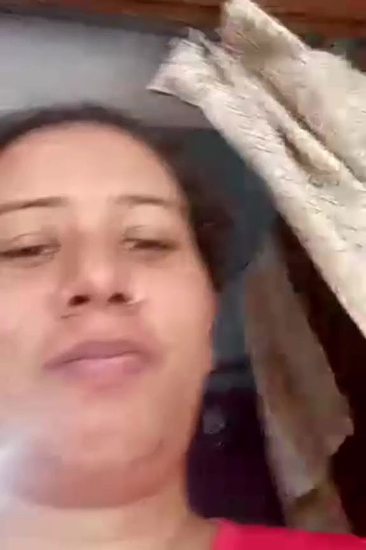 boobs showing sexy aunty