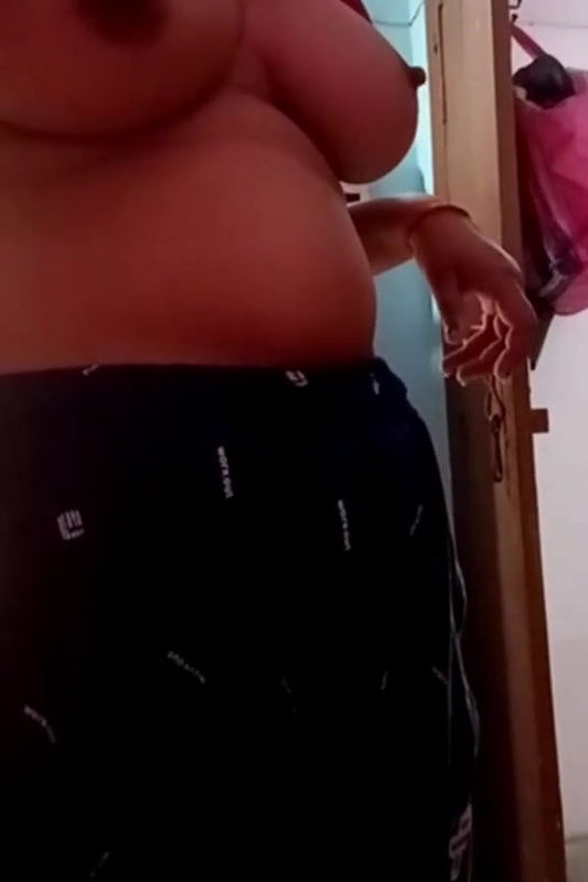 boobs showing sexy aunty