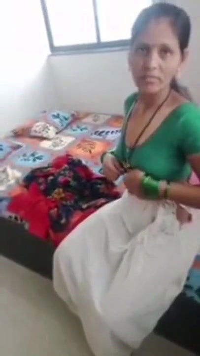 Saree aunty remove her dress