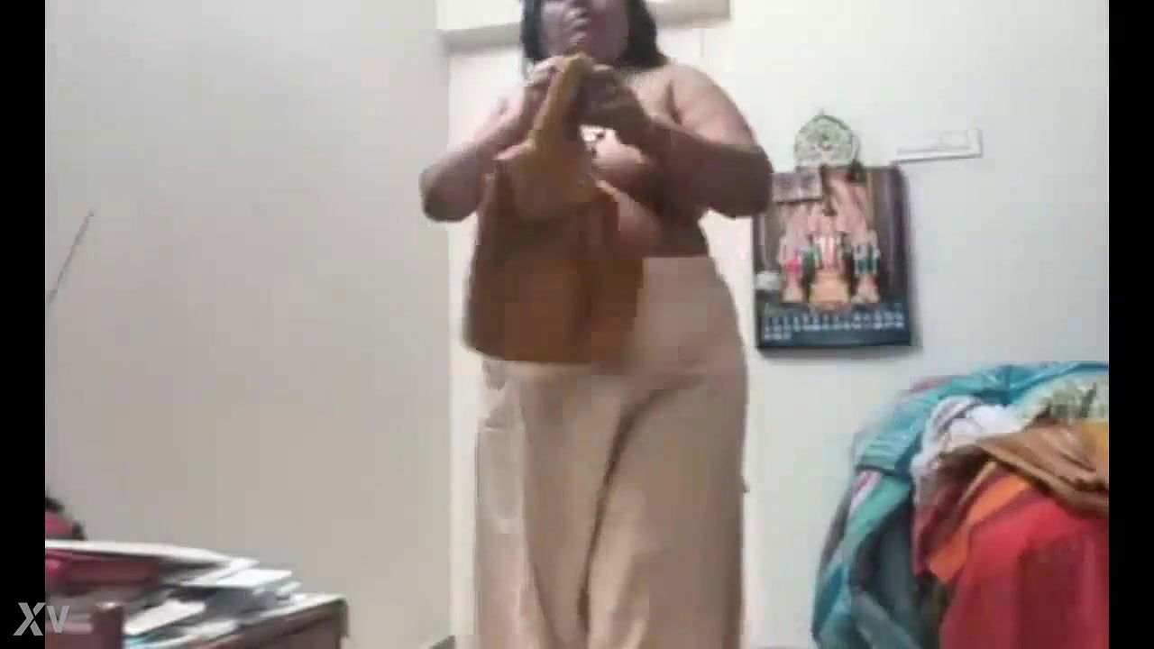 Mallu Bhabhi Shows Her Big Boobs