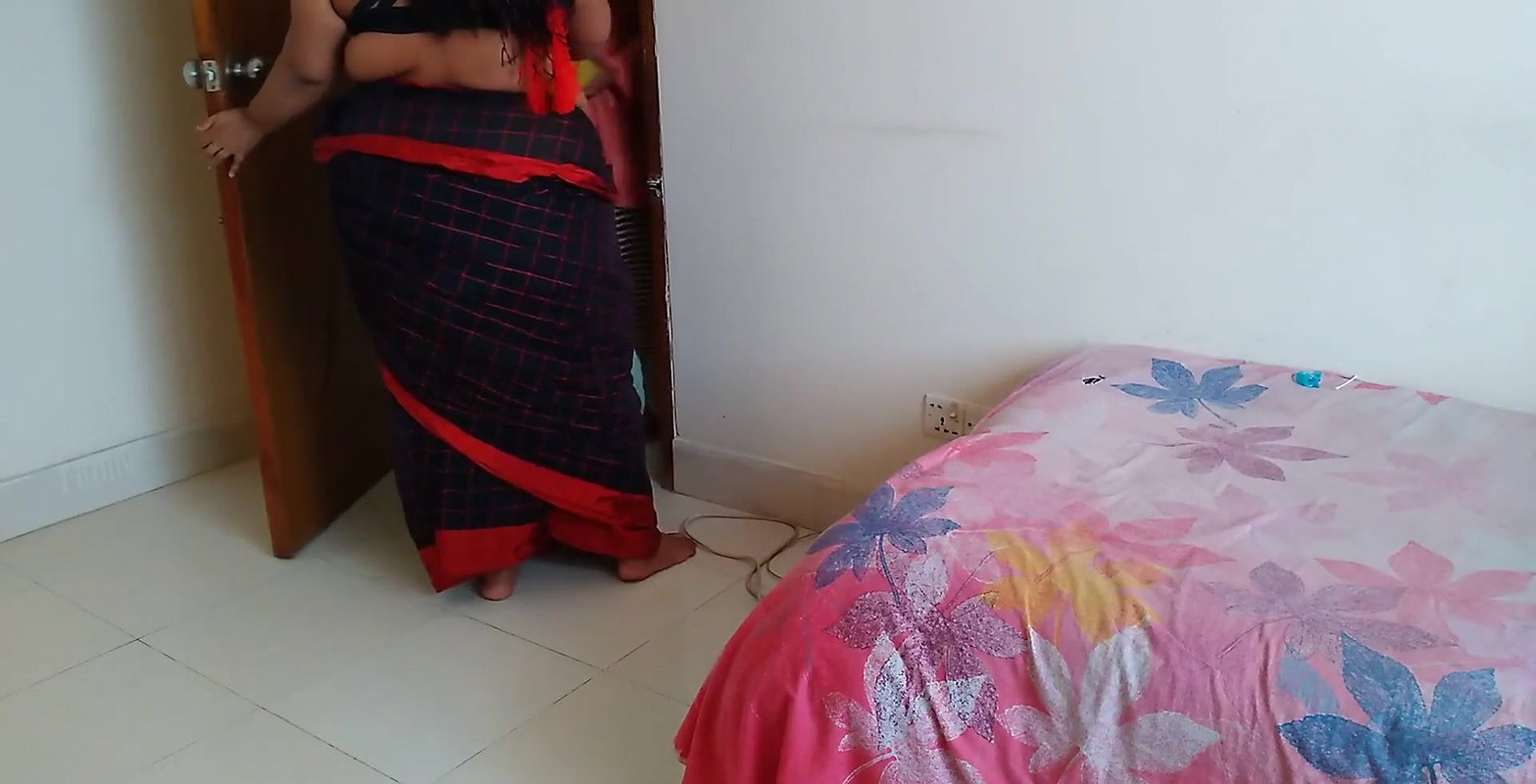 Amazon delivery man came to deliver bra and fucked Indian sexy aunty while her husband was not at home – Hindi Audio