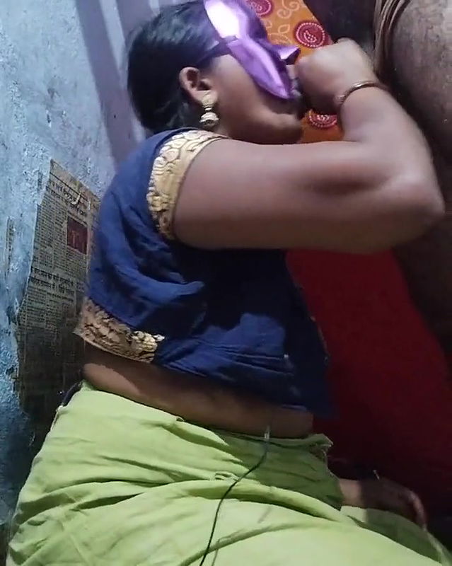 Desi mosi ko lund dikhaya to boli tumhara lund kita mota ha ma Puri lungi