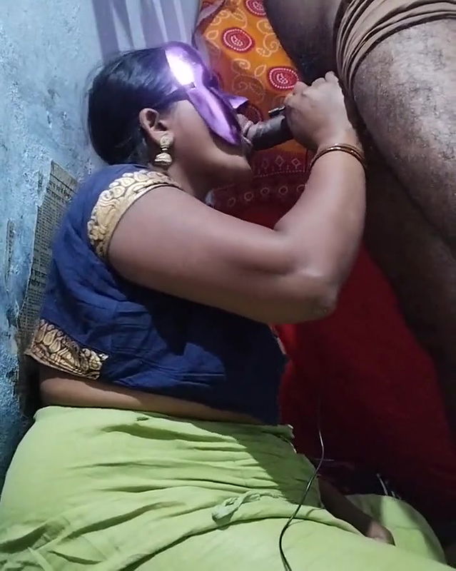 Desi mosi ko lund dikhaya to boli tumhara lund kita mota ha ma Puri lungi