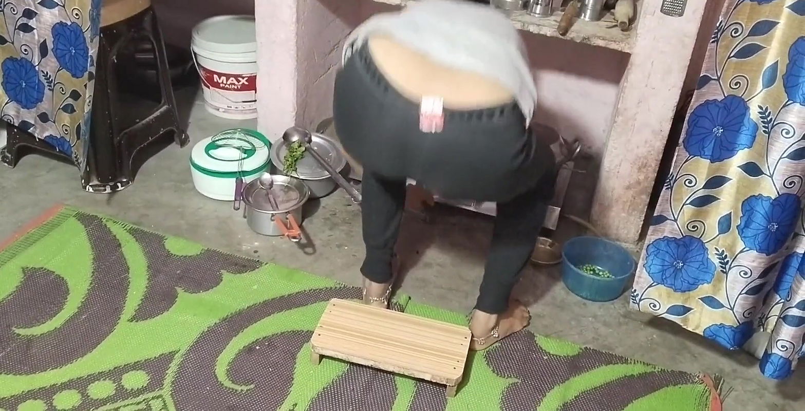 Pados wali bhabhi ko Maine khana banata samay choda