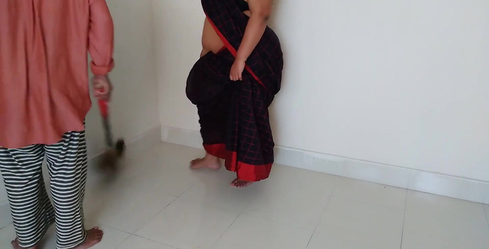 Savita Aunty Ki Moti Gand Mast Chudai (35y Old Sexy Huge Boobs Desi aunty Fucked by a Guy when she swipeing room)