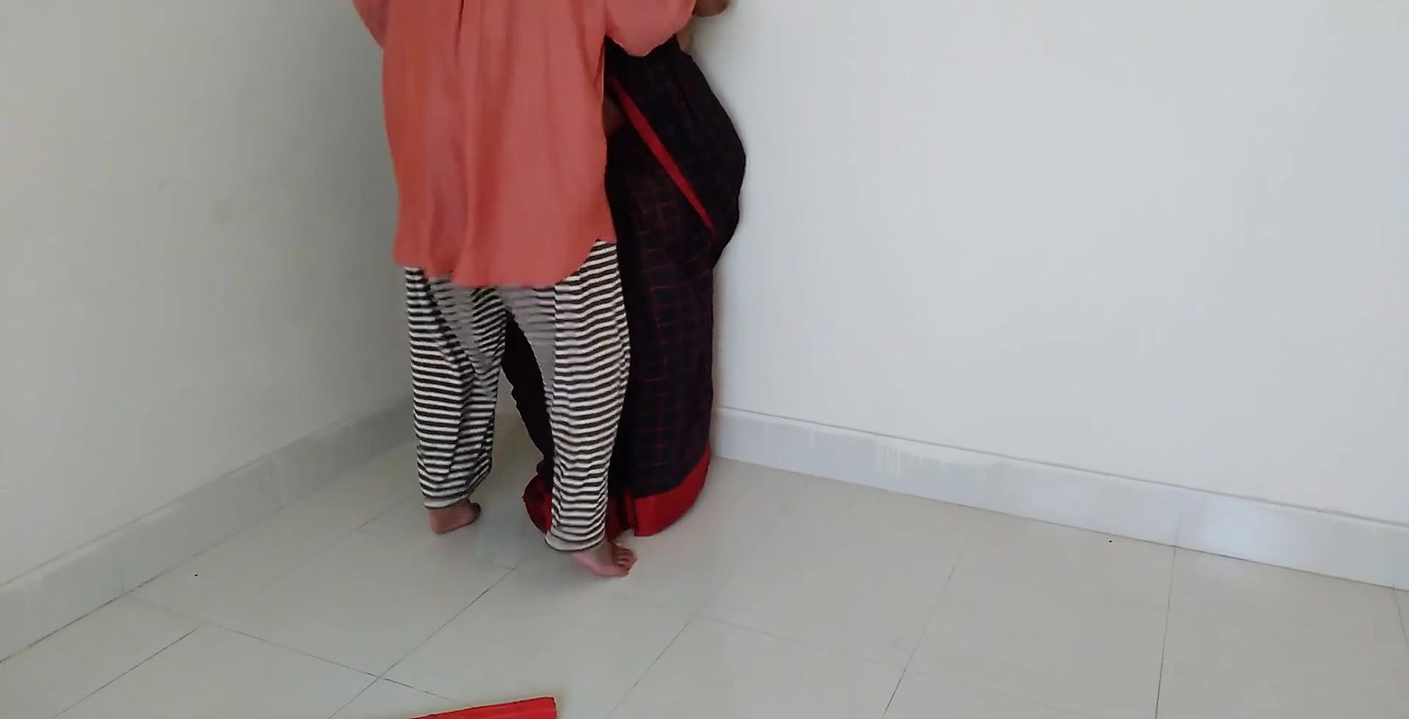 Savita Aunty Ki Moti Gand Mast Chudai (35y Old Sexy Huge Boobs Desi aunty Fucked by a Guy when she swipeing room)