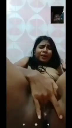 vc mein ladki ne chut mein ungli kri