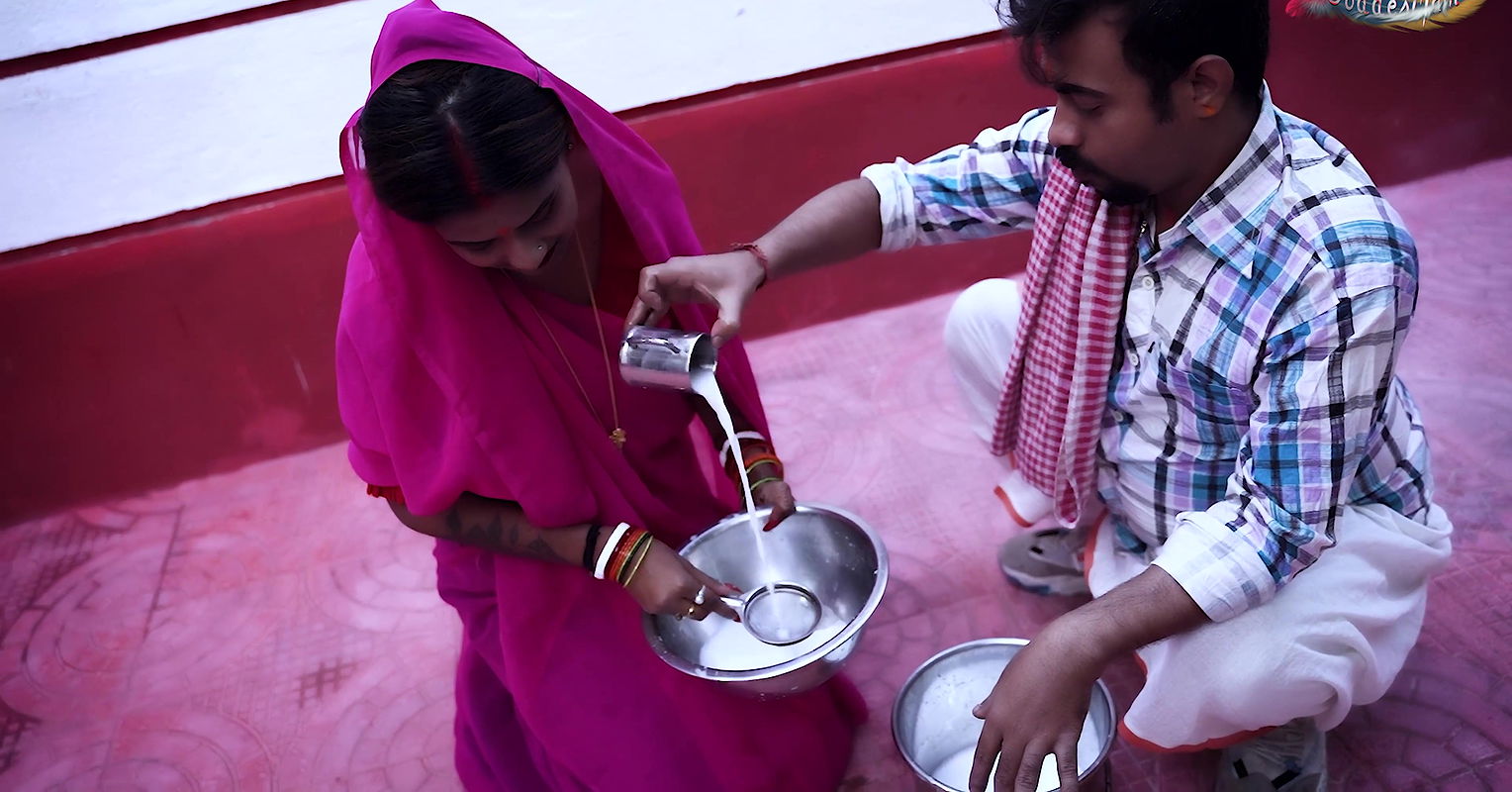 Doodh Nikal ne aaya Dudhwale Bhaiya Sudipa Bhoujai ki aur Chus Chus ke piya Bhabhiji ka doodh ( Hindi Audio ).  GoddesMahi  .