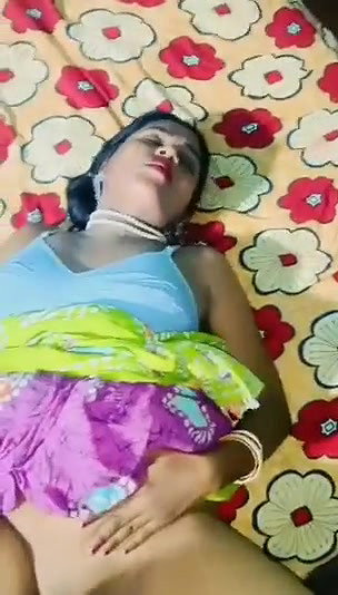Desi Bhabhi Ki Saree Utha Kar Chut Maari Aur Maal Giraya