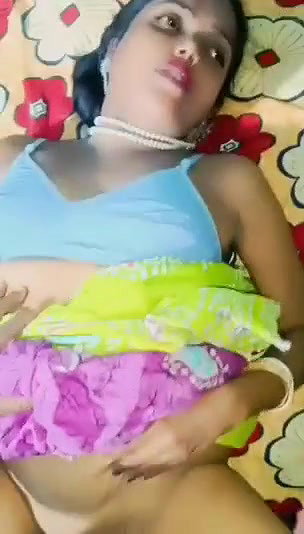 Desi Bhabhi Ki Saree Utha Kar Chut Maari Aur Maal Giraya