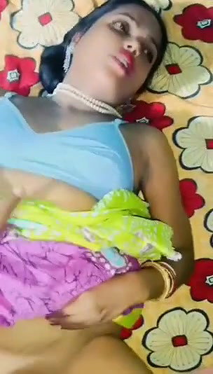 Desi Bhabhi Ki Saree Utha Kar Chut Maari Aur Maal Giraya