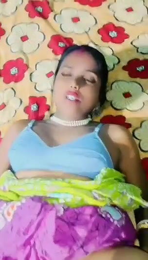 Desi Bhabhi Ki Saree Utha Kar Chut Maari Aur Maal Giraya