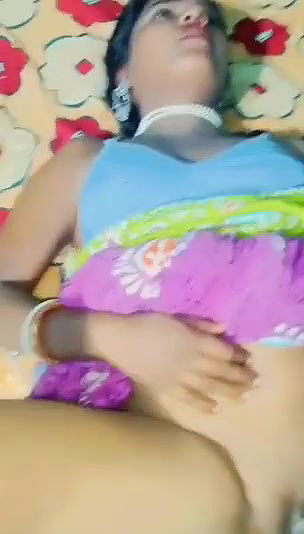 Desi Bhabhi Ki Saree Utha Kar Chut Maari Aur Maal Giraya