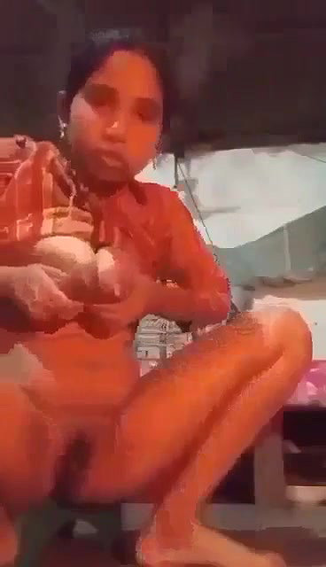 Desi Bhabhi Ne Pure Hindi Me Apna MMS Video Banaya Aur Viral Kiya