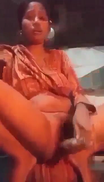 Desi Bhabhi Ne Pure Hindi Me Apna MMS Video Banaya Aur Viral Kiya