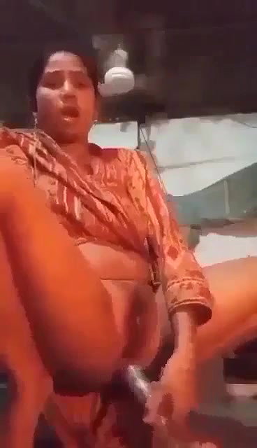 Desi Bhabhi Ne Pure Hindi Me Apna MMS Video Banaya Aur Viral Kiya