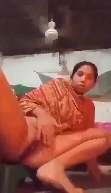 Desi Bhabhi Ne Pure Hindi Me Apna MMS Video Banaya Aur Viral Kiya