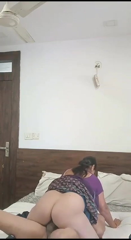 Desi Saasu Ne Apne Damad Ke Sath Hotel Me Jordar Chudai Karwai