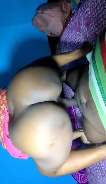 Desi Wife Ko Jamin Par Patak Kar Muh Me Lund Diya