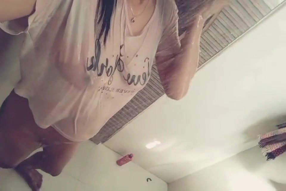 Desi College girl is bathing in bathroom (Hot 19y old girl scandel)