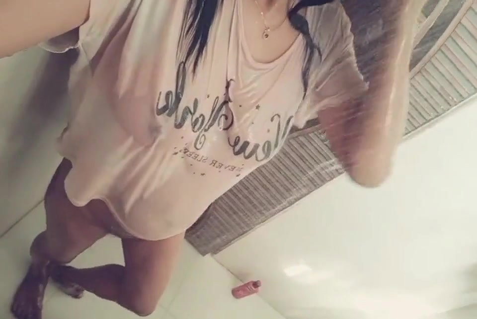 Desi College girl is bathing in bathroom (Hot 19y old girl scandel)