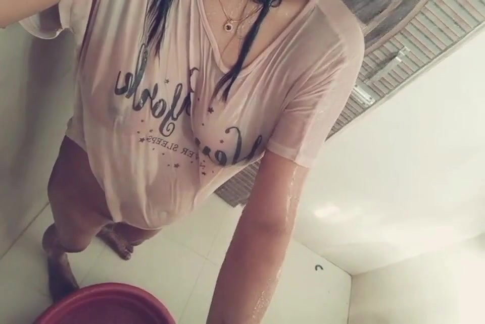 Desi College girl is bathing in bathroom (Hot 19y old girl scandel)