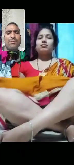 Desi Bhabhi Ne Bur Me Baigan Daal Kar Dikhaya Video Call Par Apne Lover Ko