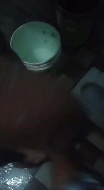 Bathroom Me Ladki Ke Sath Khoda Khodi Hua Aur Uske Bur Me Ungli Dala Gaya