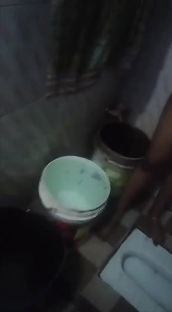 Bathroom Me Ladki Ke Sath Khoda Khodi Hua Aur Uske Bur Me Ungli Dala Gaya