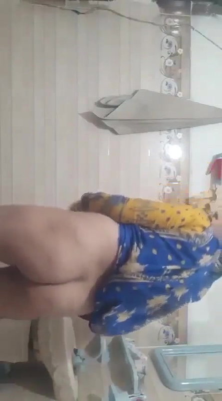 Indian Bhabhi Bathroom Me Ja Kar Apni Badi Badi Gand Aur Chuchiya Dekha Rahi Thi