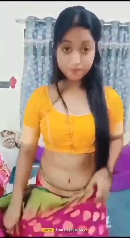 Indian Bhabhi Ne Apni Saree Khol Kar Apne Bur Aur Chuchi Ka MMS Video Banaya