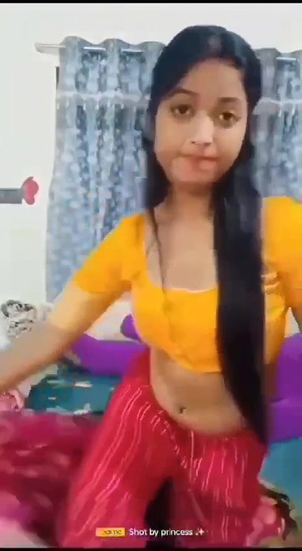 Indian Bhabhi Ne Apni Saree Khol Kar Apne Bur Aur Chuchi Ka MMS Video Banaya