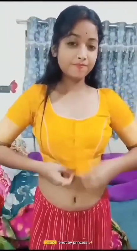 Indian Bhabhi Ne Apni Saree Khol Kar Apne Bur Aur Chuchi Ka MMS Video Banaya