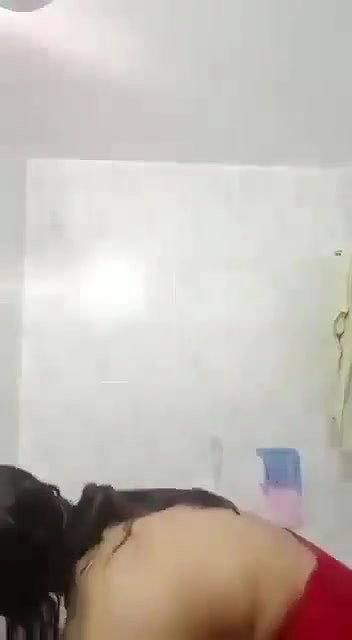 Indian Bhabhi Ne Bathroom Me Ja Kar Apni Badi Badi Chuchi Ko Masla Video Viral Kiya